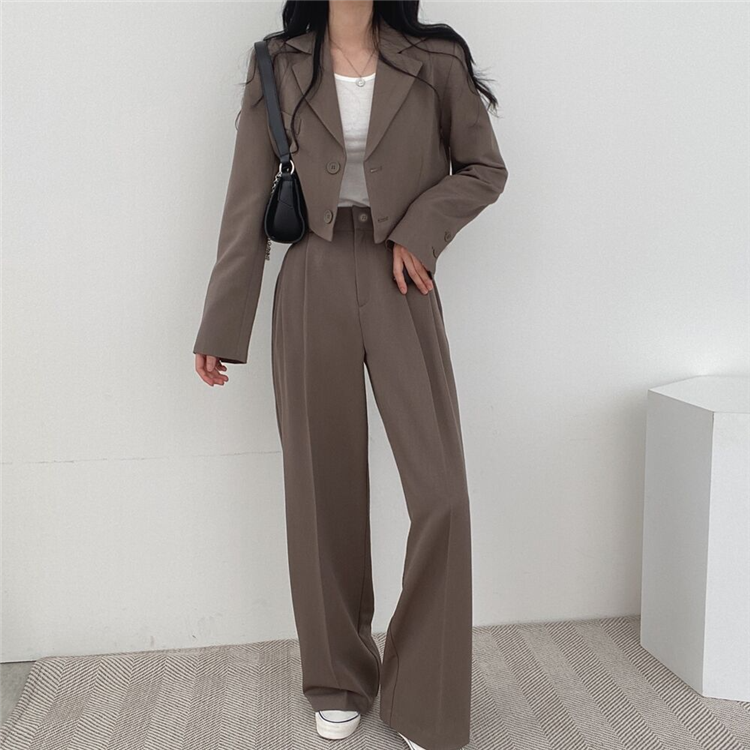 Completo da donna in stile coreano chic con blazer con risvolto, giacca corta a maniche lunghe e gamba larga a vita alta e lungo fino al pavimento_voghion.com