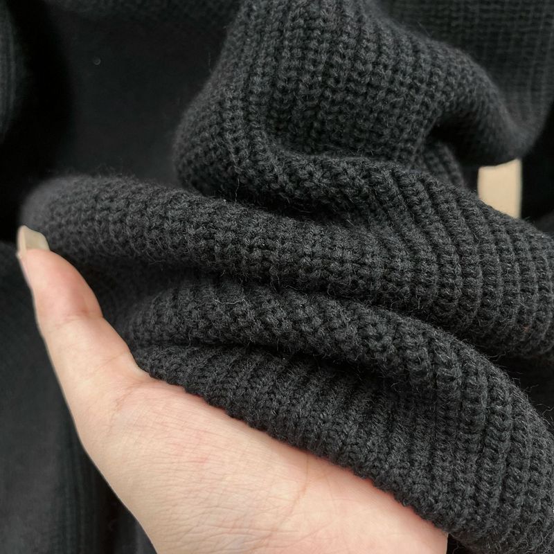 Herrenpullover mit Stehkragen und Kunstpelzbesatz – Winter-Strickpullover mit kontrastierendem Kragendesign_voghion.com