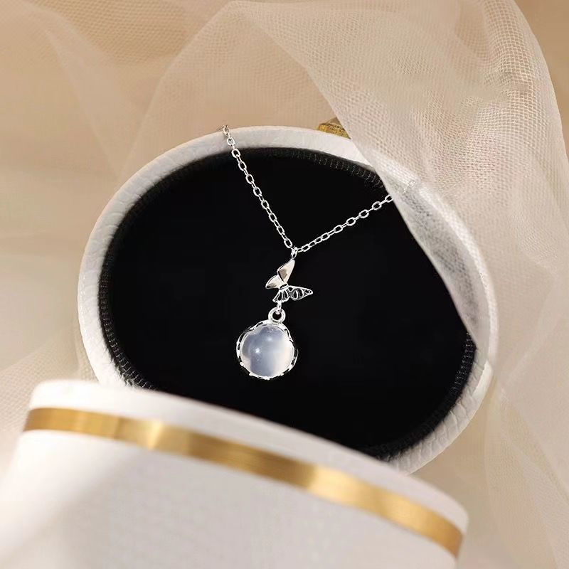 Collana con ciondolo a forma di farfalla in argento puro e giada bianca per donna, nicchia, temperamento leggero e lussuoso, sensazione di alta qualità, nuova_voghion.com