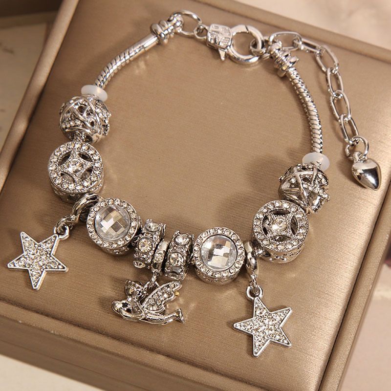 Braccialetto con ciondolo a forma di angelo pentagramma e perline di vetro bianco per donna_voghion.com