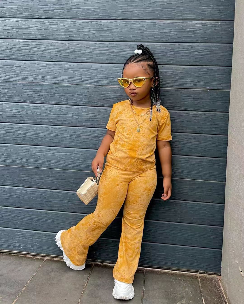 M8025 Comercio exterior europeo y americano 2023 nuevo estilo Instagram ropa para niños conjunto de manga corta Veet dorado para niña_voghion.com