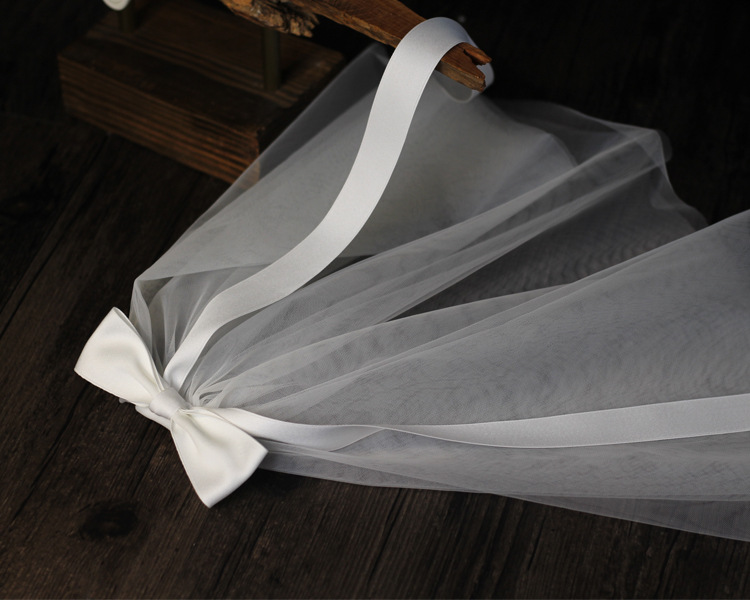 Foto di certificato di matrimonio in stile corto bianco foresta con fiocco in nastro, velo da sposa_voghion.com