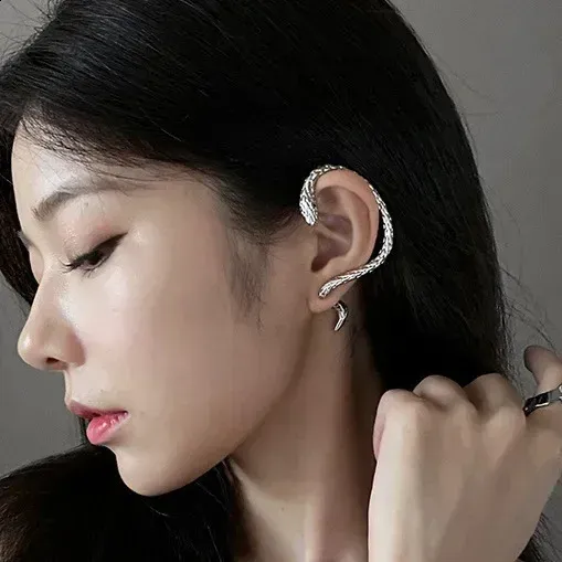 VintageNiche Shape Earrings Simple Small Snake Clip Fashionable High End Punk Style Ear Studs For All Occasions 250228_voghion.com