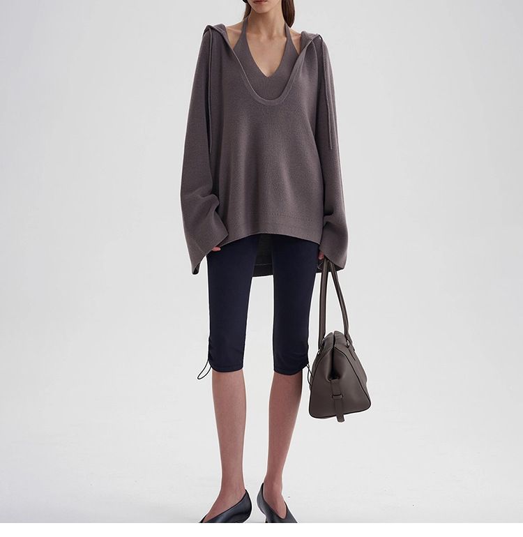 Maglione con cappuccio in lana lavorato a maglia con scollo a U e pantaloncini allacciati all'americana, stile minimalista, per l'inizio dell'autunno_voghion.com