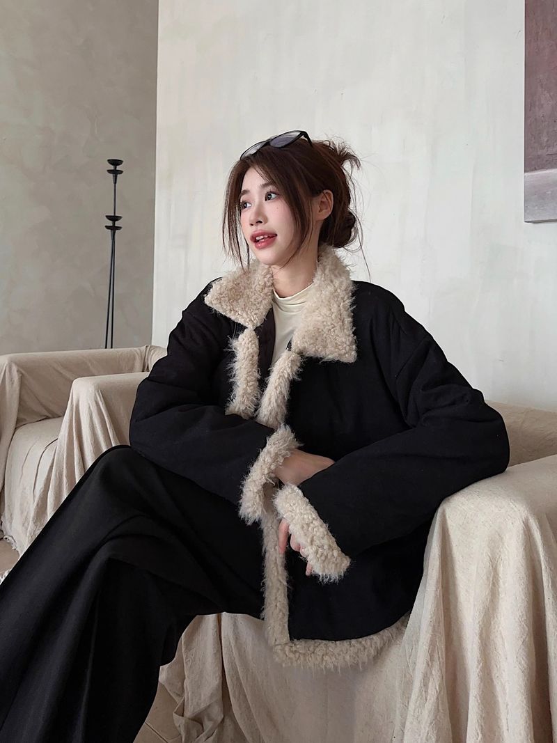 Jaqueta feminina de algodão com gola de lã de cordeiro, modelo outono/inverno 2024, estilo retrô americano, curta e acolchoada, para mulheres de estatura baixa._voghion.com