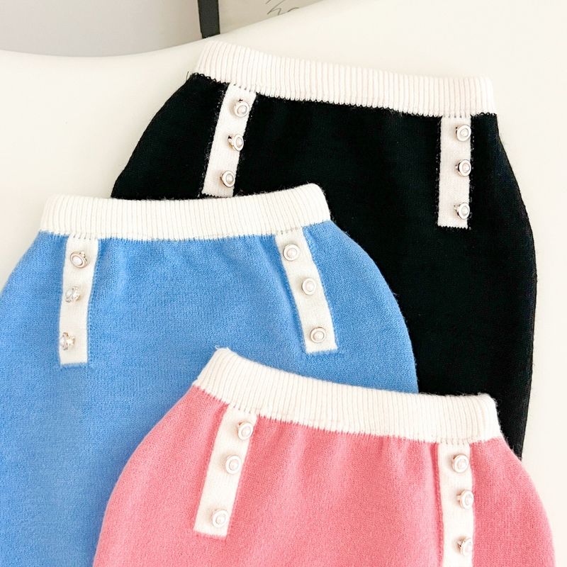 2025 Herbst und Winter Neue Mädchen Strickpullover Dreiteiliges Set Gestrickte Rundhals-Strickjacke + Weste + Wickelrock_voghion.com