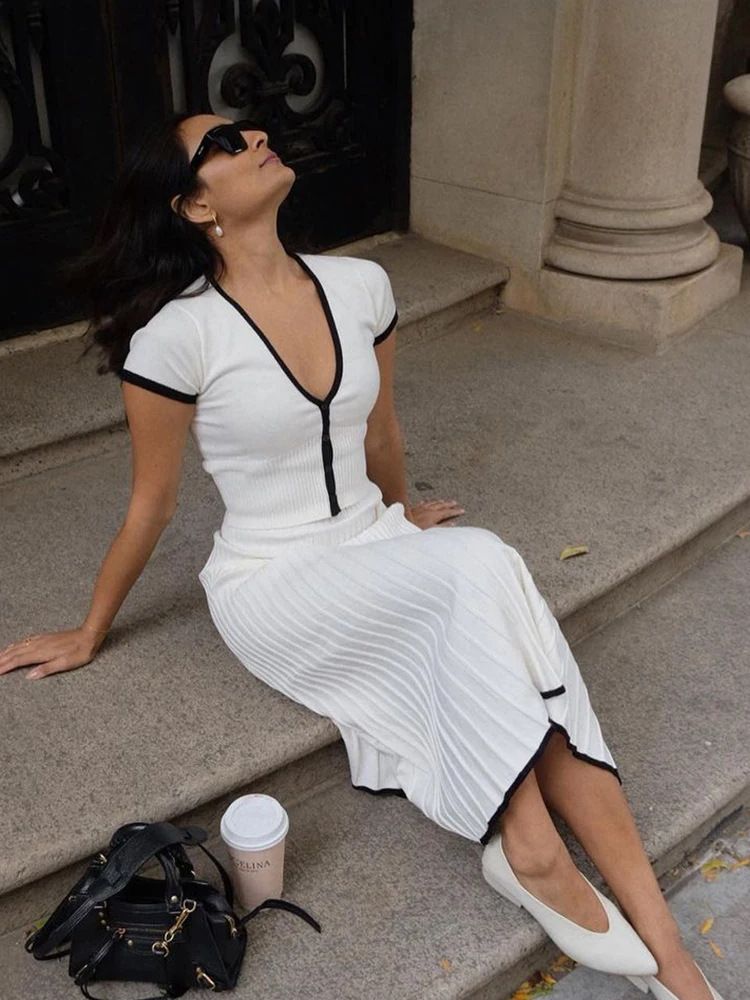 Elegante weiße Strick-Zweiteiler für Damen, lässiges Crop-Top und Faltenröcke, passende Sets, schicke Strickkleider-Sets, Damen-Outfits_voghion.com