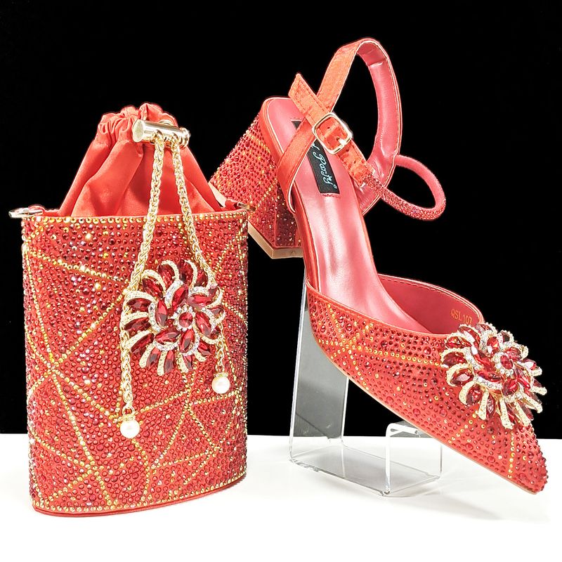 Damenschuhe Damen-Set mit spitzen Schuhen und Tasche mit hohen Absätzen und Blumenverzierung in Diamantform. Exquisite, heiße Beuteltasche mit Diamanten. Party- und Alltagskleidung._voghion.com