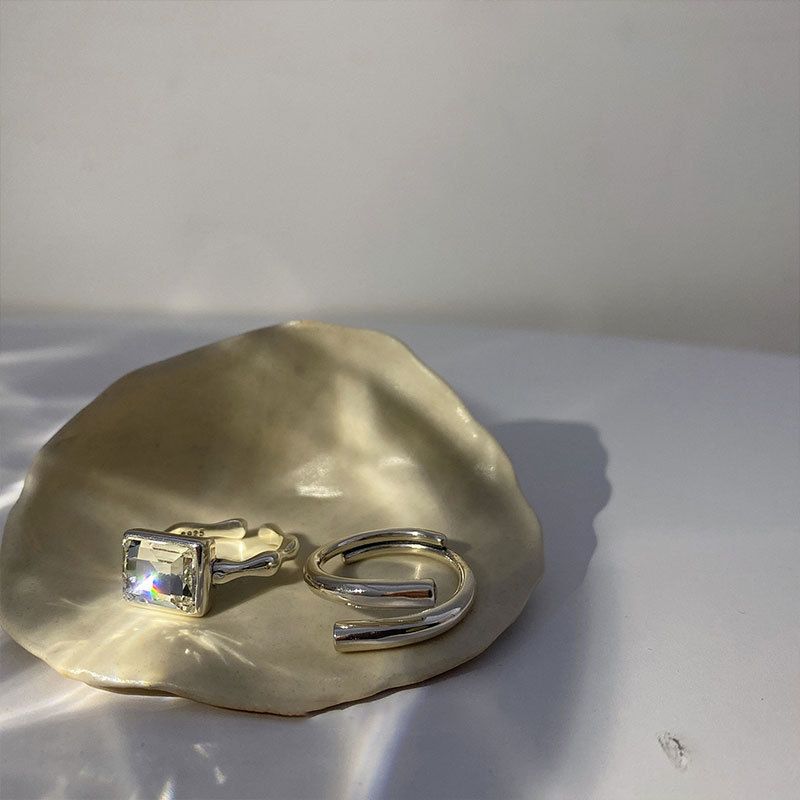 QMCOCO Silberner individueller Zirkonia-Ring mit breitem Quadrat, geeignet für charmante Damen, modisch, elegant und einfach geometrisch_voghion.com