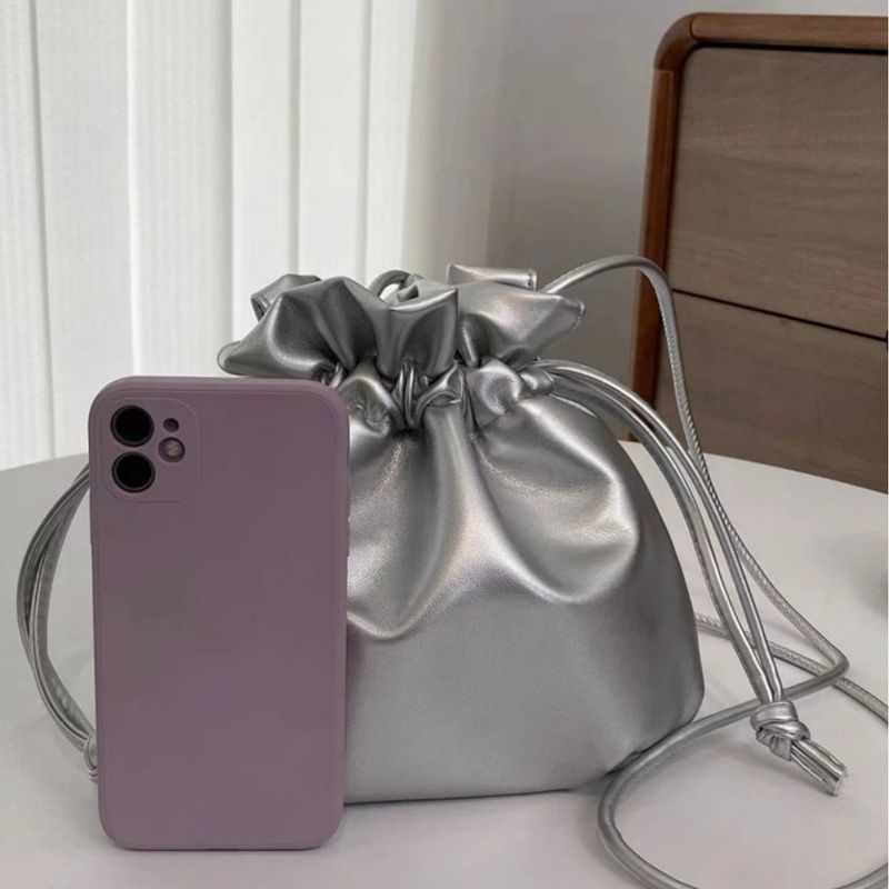 Borsa a tracolla mini con coulisse e design di nicchia alla moda, di alta qualità, con design a nuvola_voghion.com