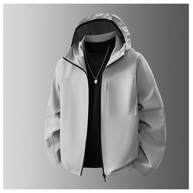 Giacca tecnologica nera antivento e impermeabile in softshell con taglio tridimensionale per esterni e autunno e inverno_voghion.com