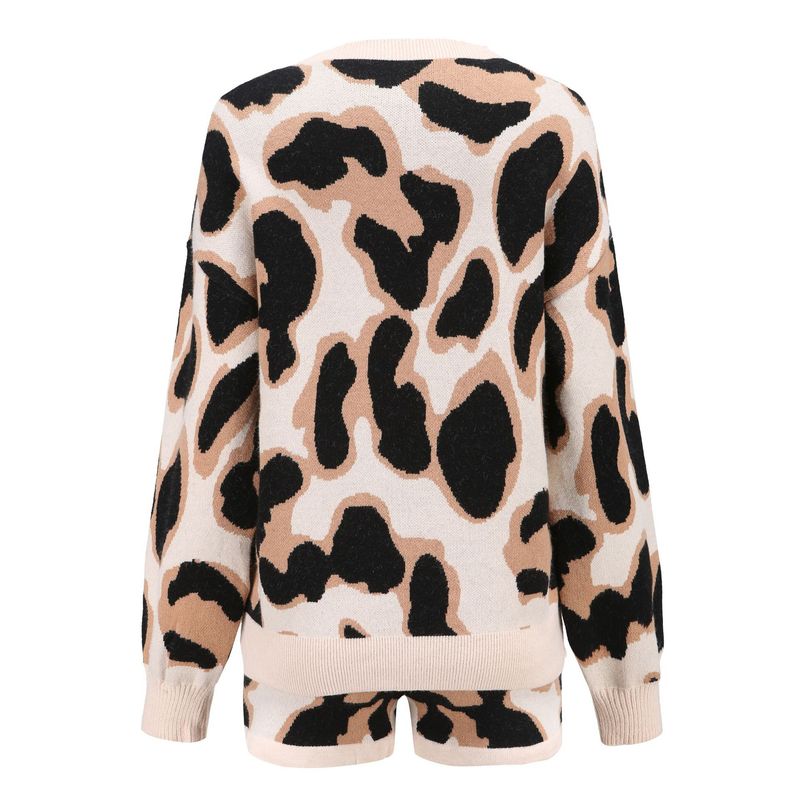 Completo da donna con pantaloncini in maglione a maniche lunghe con stampa leopardata_voghion.com