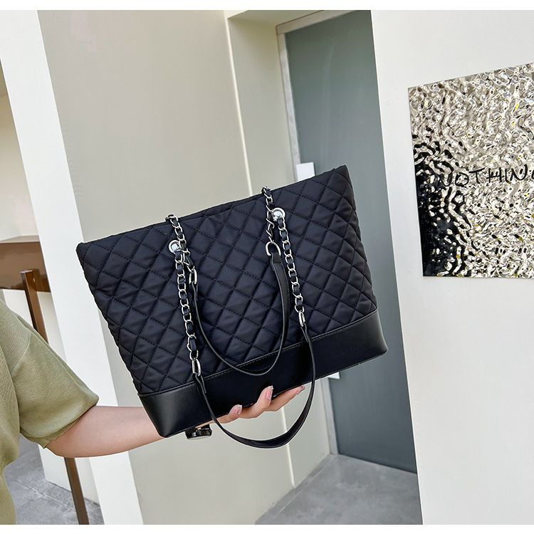 Large Capacity Quilted For Women Summer 2025 New Versatile Fashion Chain Shoulder Handheld Shopping Tote Bag_voghion.com