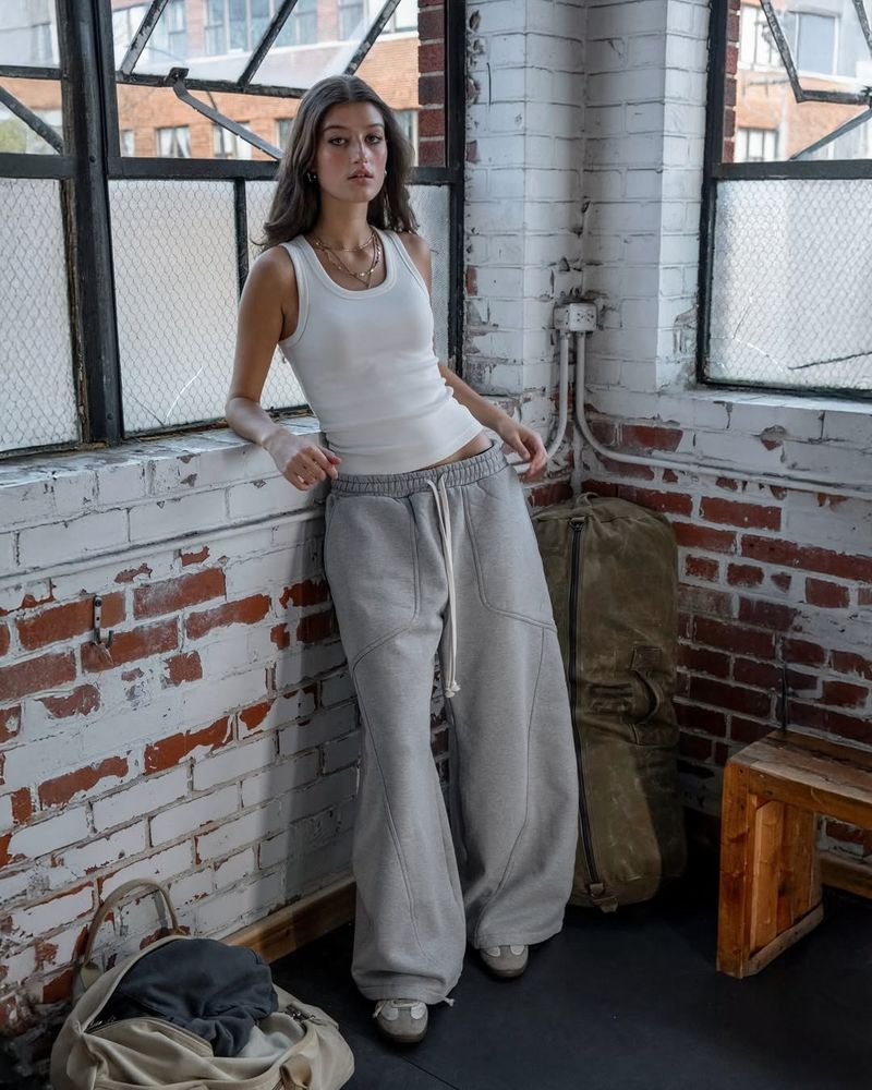 Calças de moletom com bordados de alta qualidade – Calças de moletom hip-hop unissex (ajuste grande, cintura alta, fecho com cordão, essenciais para o streetwear)_voghion.com