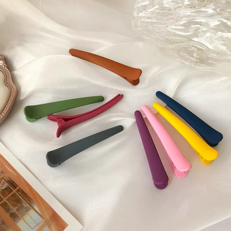 Matinis makiažas, didelis ančiukų prausiamasis veidas, internetinė raudona plaukų segtukas, minimalistiniai galvos apdangalai moterims_voghion.com