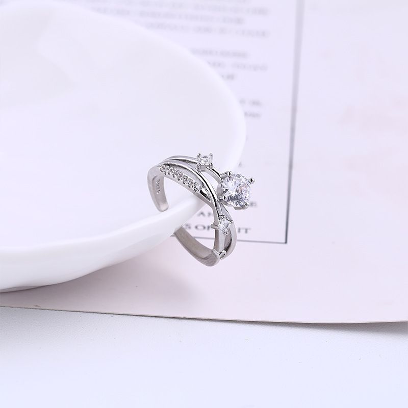 Anillo de compromiso con luz de destello y trayectoria de planeta cósmico, diseño personalizado de cruz francesa de lujo con diamantes y comida, ideal para una propuesta de novia._voghion.com