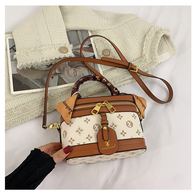High-end female 2023 new fashion presbyopic box all-match portable shoulder Messenger cosmetic bag trend_voghion.com