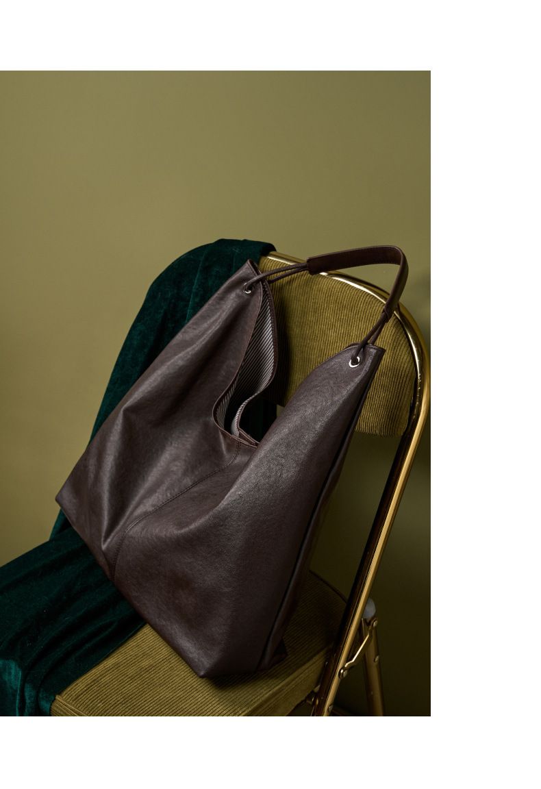 Nuova borsa tote in pelle bovina conciata al vegetale, versatile, capiente e versatile, con una sola spalla, ideale per i pendolari._voghion.com