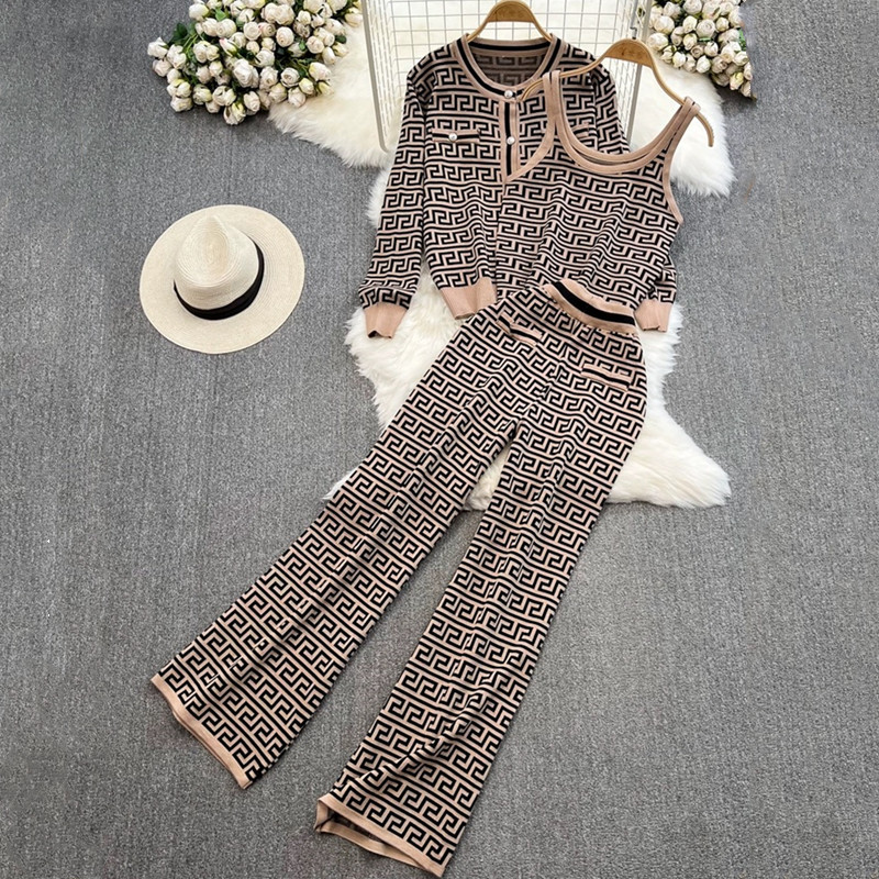 Damenbekleidung, lässiger Modeanzug, Rundhalsausschnitt, karierte Jacquard-Strickjacke, Jacke, Weste, weite Hose, gestricktes dreiteiliges Set_voghion.com