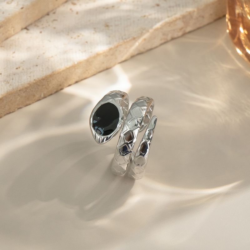 XIANING Minimalistischer, geschwungener Ring aus Edelstahl mit geometrischem Design für Damen in Goldfarbe – Einzigartiges Schmuckstück für jeden Tag_voghion.com