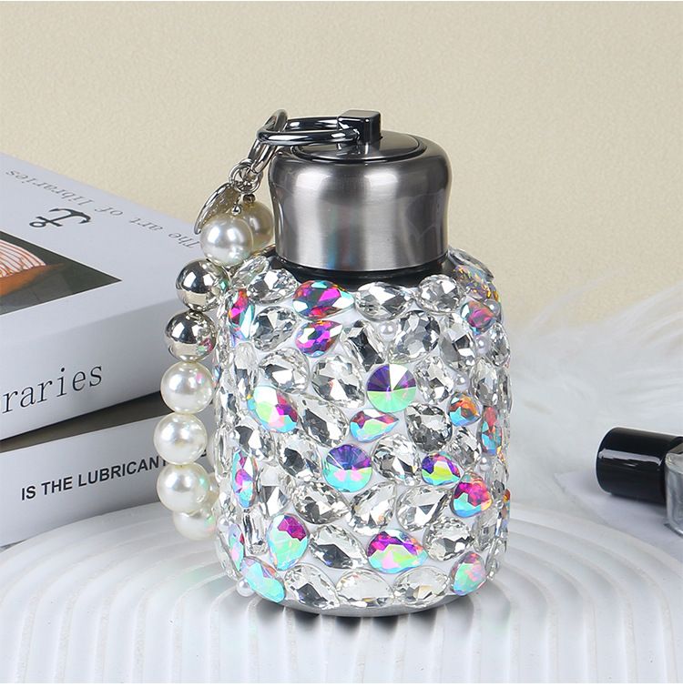 Elegante bicchiere in acciaio inossidabile tempestato di cristalli con manico in perla – Bottiglia d'acqua isolata sottovuoto da 300 ml, design moderno e minimalista_voghion.com