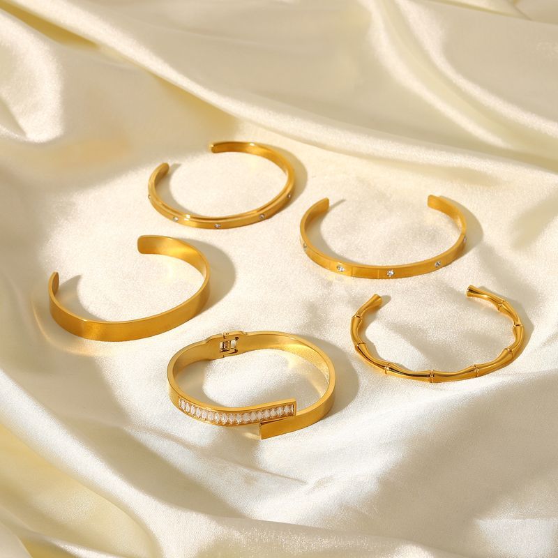 Conjunto INS Zircon aberto com pulseira de aço inoxidável galvanizada dourada estilo fashion para mulheres_voghion.com
