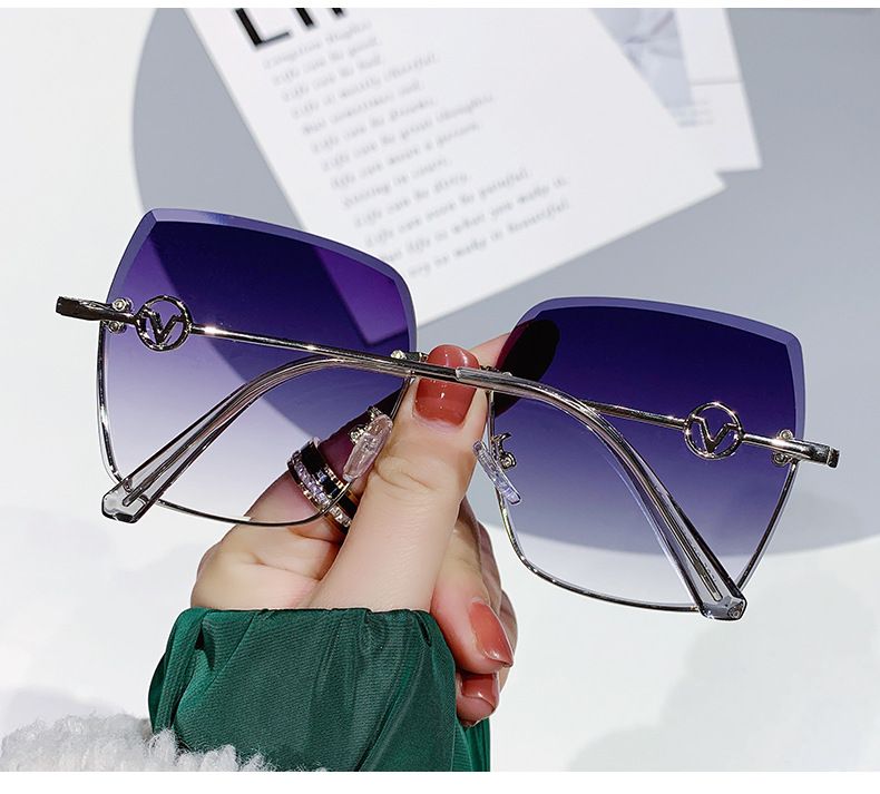 2022 Neue High-End-Damenbrille mit großem Rand, Rahmen, kleinem Gesichtsdisplay, beliebt im Internet, Straßenfoto,_voghion.com