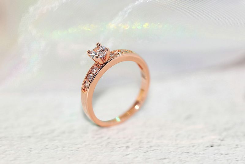 Anello semplice pronto all'uso per donna, stile classico, 4 griffe, zircone cubico, colore oro rosa, regalo di fidanzamento e matrimonio, gioielli di moda_voghion.com