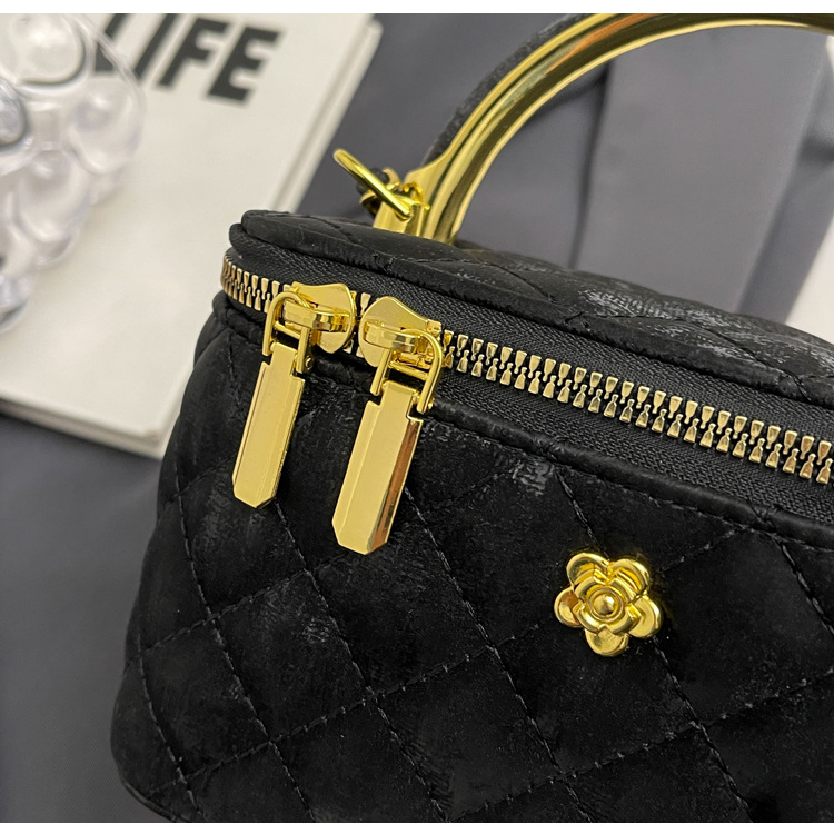 Beibei Shangpin 2024 New Korean Fashion niche Golden Ball Chain Makeup Handheld One Shoulder Diagonal Cross Tidal_voghion.com