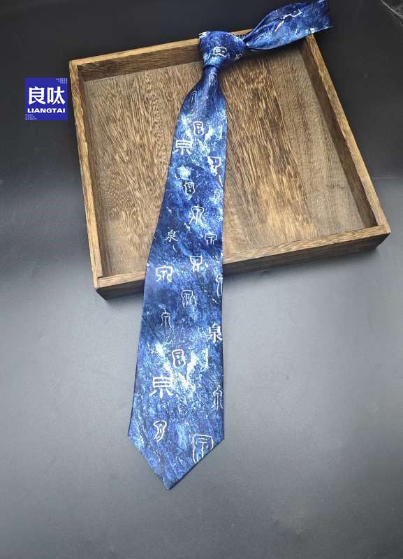 Cravatte con motivi artistici per uomo e donna: accessori casual unici con un design Y2K_voghion.com