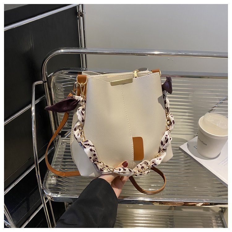 Secchiello alla moda ad alta capacità nel 2024, nuova tracolla a catena con design di nicchia, borsa a tracolla per donna_voghion.com