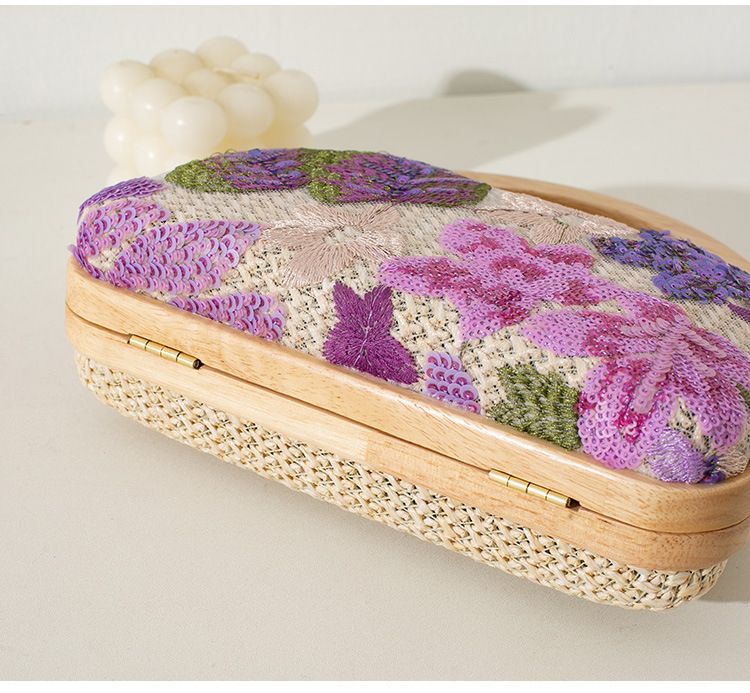 Pochette de soirée bohème en bois et osier avec tulle brodé et chaînette amovible, idéale pour les mariages bohèmes chics et les fêtes d'été._voghion.com