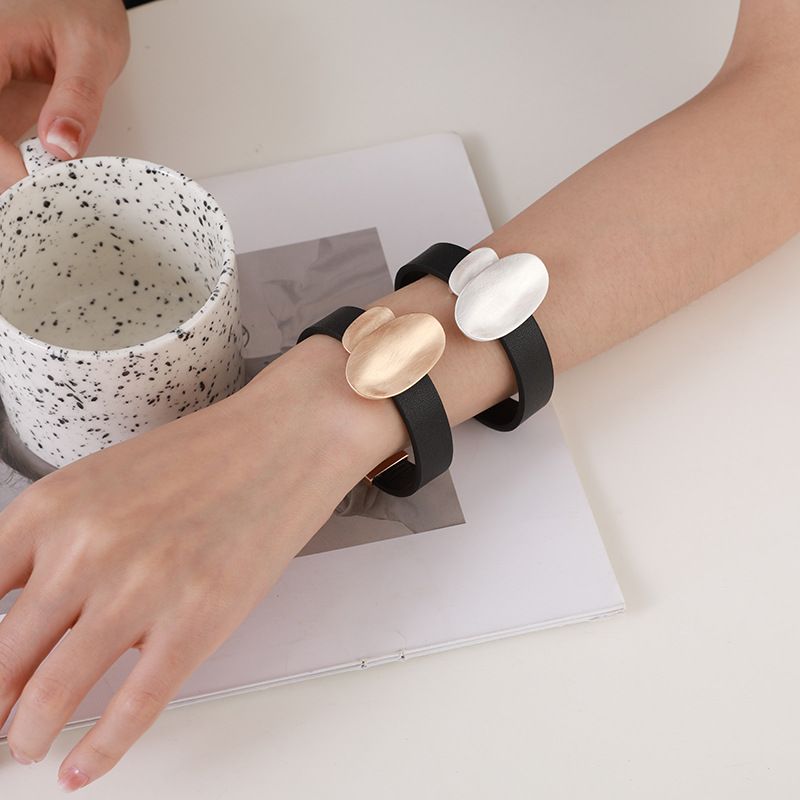 Brushed Oval Versatile Metal High-end Simple Women's Leather Bracelet_voghion.com