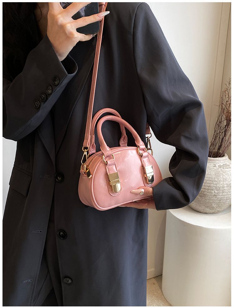 Fashionable Hand-held Bowling Bag For Women 2024 New Item Niche Retro Shell Bag High-end And Versatile Shoulder Bag Crossbody Bag_voghion.com