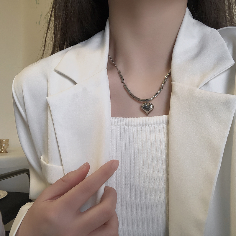 Collana quadrata dell'amore tridimensionale da donna in stile freddo e cool dal design di nicchia, versatile catena con cappuccio, titanio_voghion.com