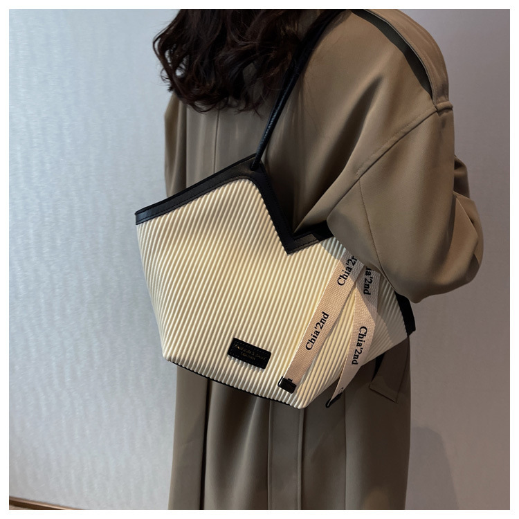 Capacity Tote Commuter High-end Large Versatile Shoulder Casual Heart-shaped Underarm Bag For Women_voghion.com