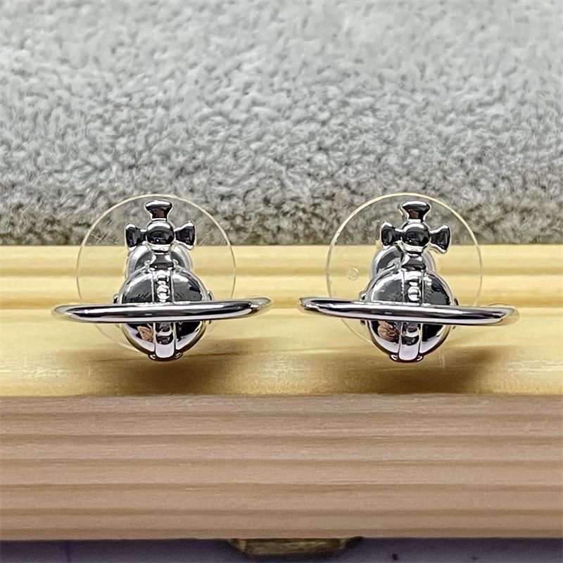 Le même style que les boucles d'oreilles de l'impératrice douairière Saturne. Le design tridimensionnel est simple, brillant, luxueux, design de niche et boucles d'oreilles haut de gamme._voghion.com
