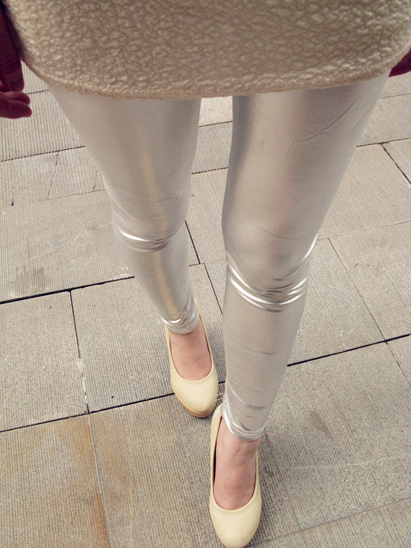 Leggings a nove punti in pelle lucida color oro e argento con struttura in metallo sottile da donna, pantaloni in similpelle da donna attillati e luminosi_voghion.com