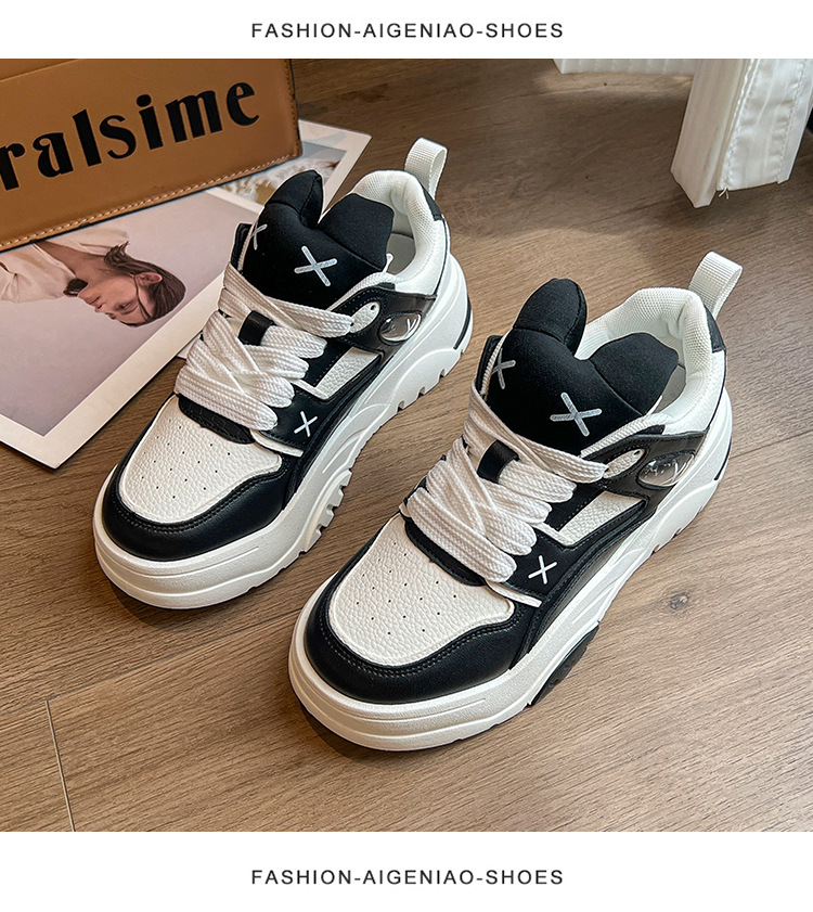 2023 Otoño Nueva versión coreana de las zapatillas deportivas y de ocio de suela gruesa con cordones y orejas de conejo rojas de moda Zapatos blancos pequeños para mujer_voghion.com