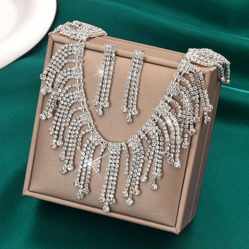 Damenschmuckset Diamantquastenhalskette und Ohrringe Leichtes Luxustemperament Hochwertige Schlüsselbeinhalskette Übertriebene Halskette Zweiteiliges Set_voghion.com