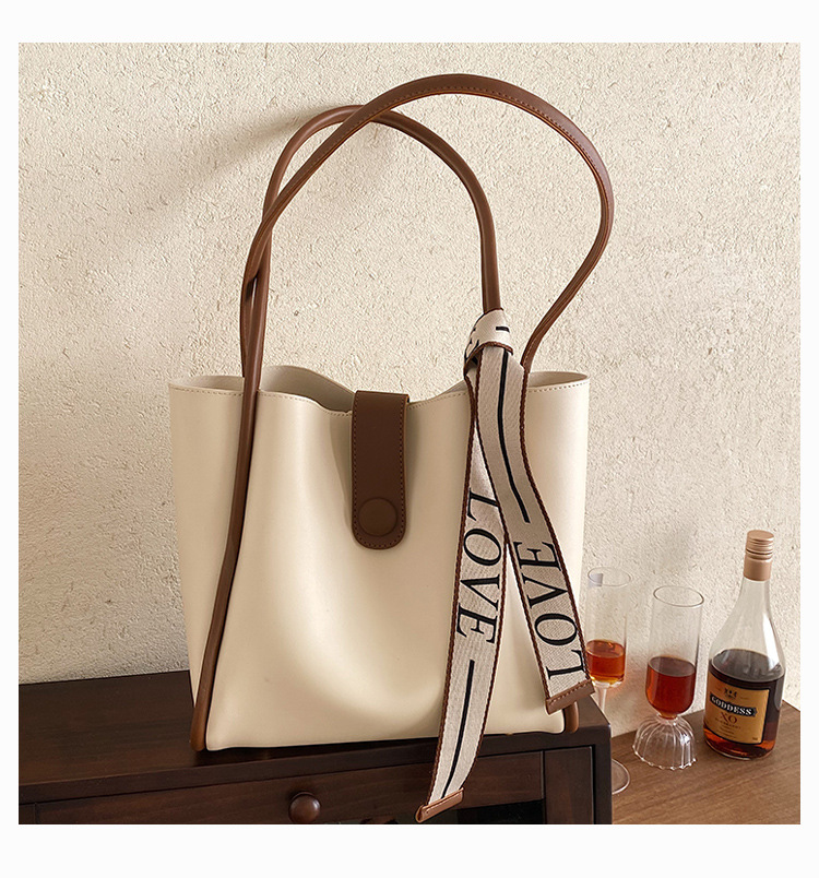 Large capacity spring for women in 2024, new and trendy single shoulder with a stylish texture, tote bag_voghion.com