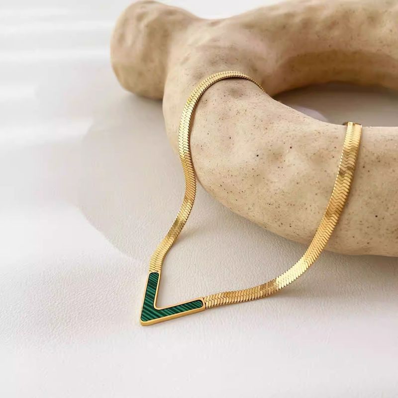 Full Titanium Steel Internet Celebrity V-shaped Necklace Light Luxury High-end Shell Natural Stone Flat Snake Chain Gold_voghion.com
