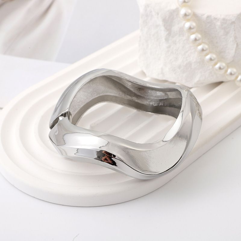 Modisches, unregelmäßiges, neues, glattes High-End-Armband mit offener Metallstruktur_voghion.com