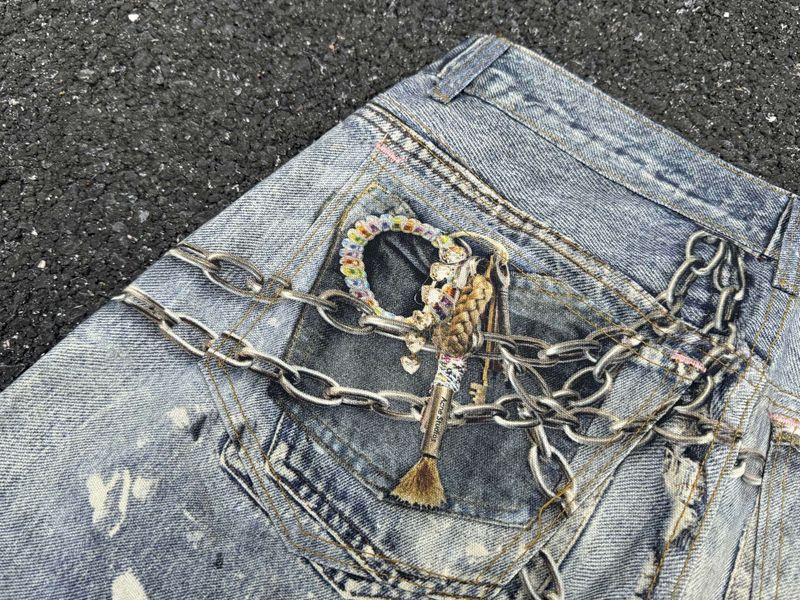 „Postapokalyptische Arbeitskleidung – AC-130 Distressed Jeans (schlammgefärbt und wischfest für Underground-Plattenläden und verlassene Fabriken)“_voghion.com
