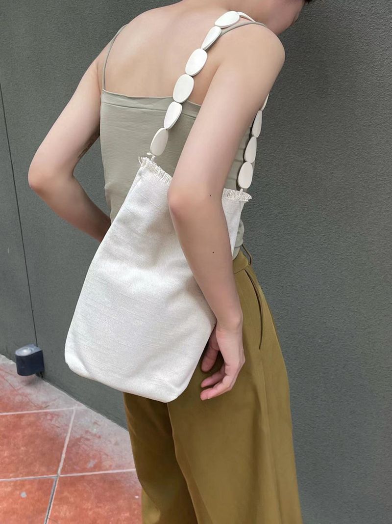 2024 Koreanische Version der vielseitigen Unterarm-Einzelschulterhandtasche mit Nischendesign, handgefertigt mit Rohkantenweberei, einfach_voghion.com