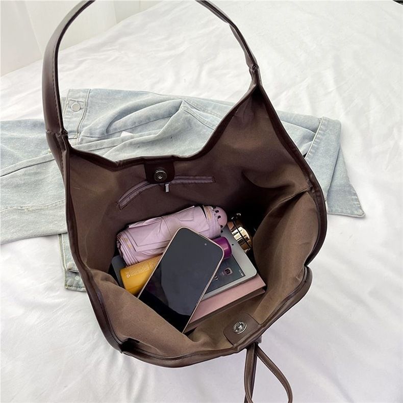 2025 New Zipper Shoulder Bag Women's Commuter Crossbody Bag Black Tote Bag Versatile_voghion.com