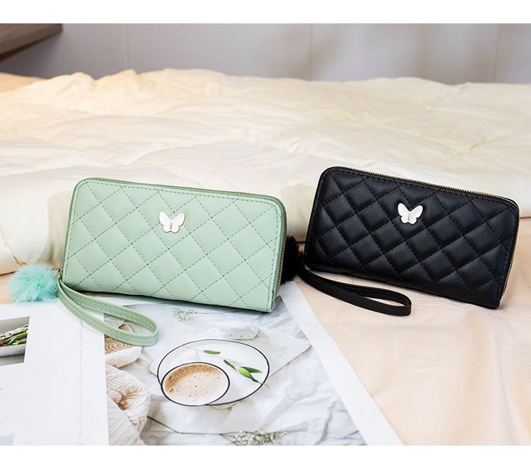 Vintage lang pung med sommerfugledetaljer og quiltet design - Elegant Chanel-inspireret møntpung med pompon-vedhæng og plads til flere kort_voghion.com