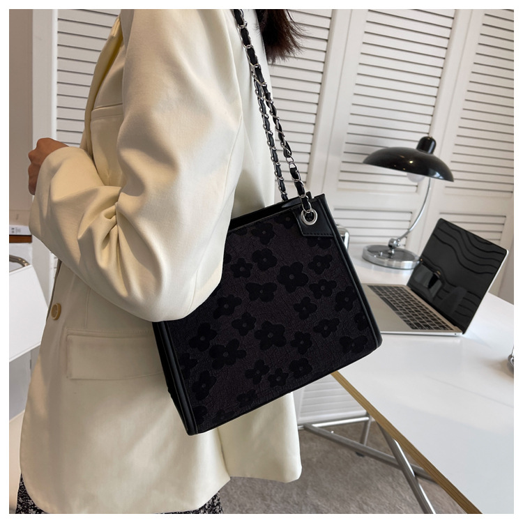 Grand sac jacquard en soie de grande capacité pour femmes, sacoche à bandoulière large, fourre-tout assorti à la mode, nouvelle collection 2023_voghion.com