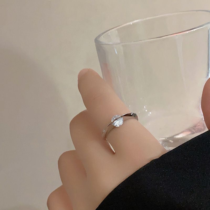 Anello regolabile con moissanite super scintillante in argento opaco con pianeta circostante dinamico per donna_voghion.com