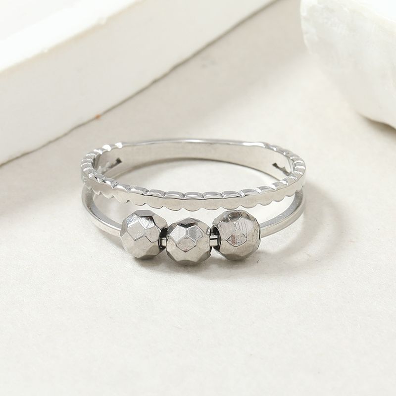 Anello in titanio alla moda con design di nicchia, anello a sfera mobile in acciaio a doppio strato cavo tagliato, accessorio di decompressione_voghion.com